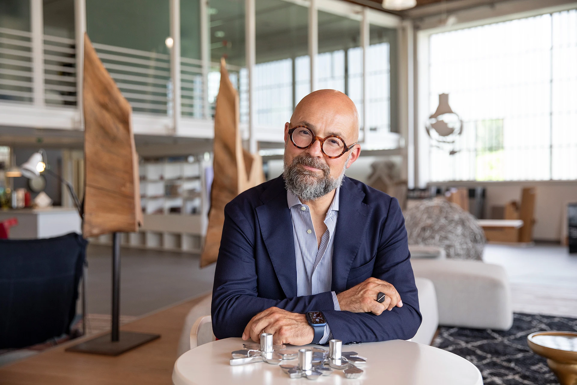 Stefano Milani al tavolo in showroom